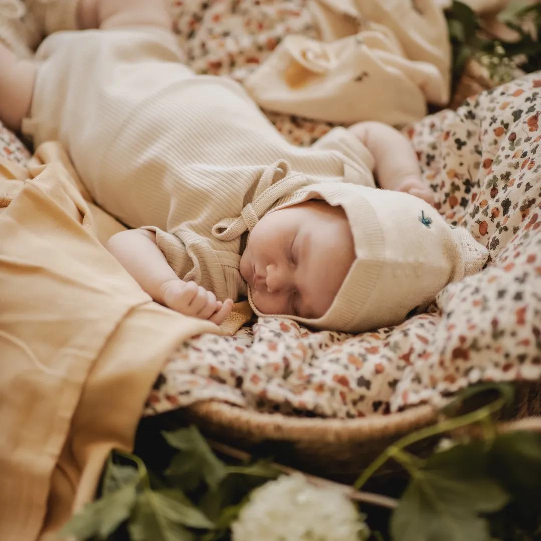 Bonnet - August - Clover on Cream